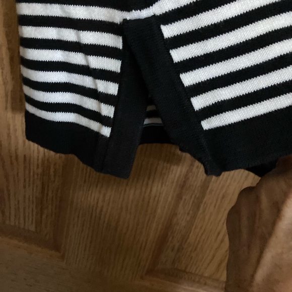 Land’s End Cotton Black & White Striped V-Neck Sweater - Picture 4 of 5
